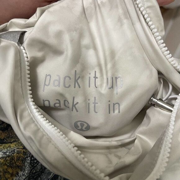 LULULEMON tan Clouds hooded windbreaker full zip pack it up jacket size US 4 - Picture 9 of 9